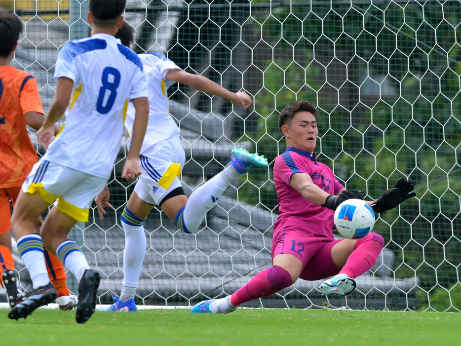 愛媛県GK山田徠斗(愛媛U-18、1年)はダイナミックなセービングを見せるなど完封勝利に貢献(Koki NAGAHAMA/GEKISAKA)