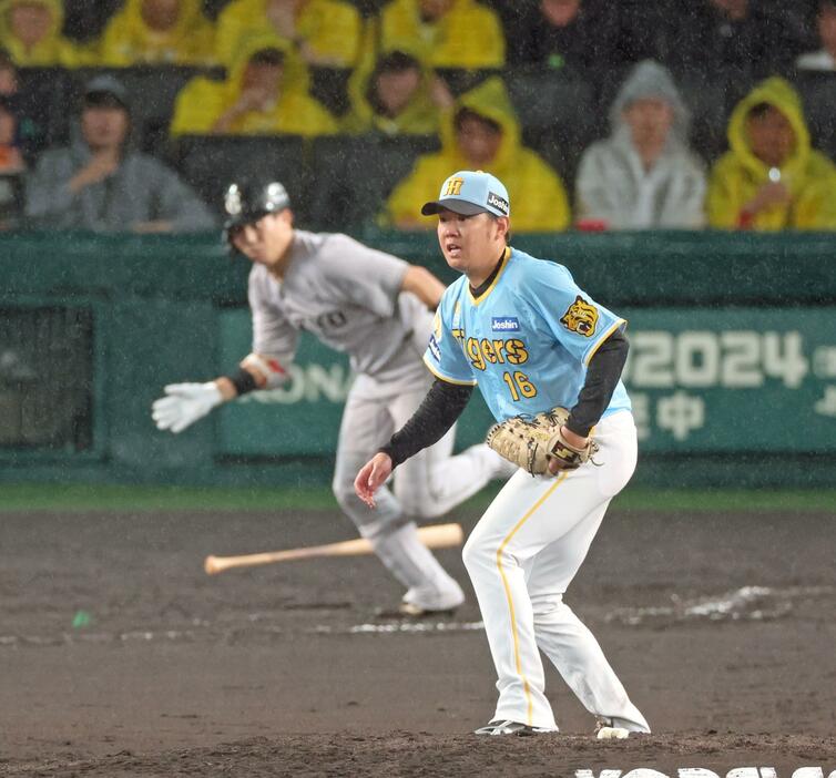 　７回、門脇に適時打を打たれ勝ち越しを許す西勇（撮影・立川洋一郎）