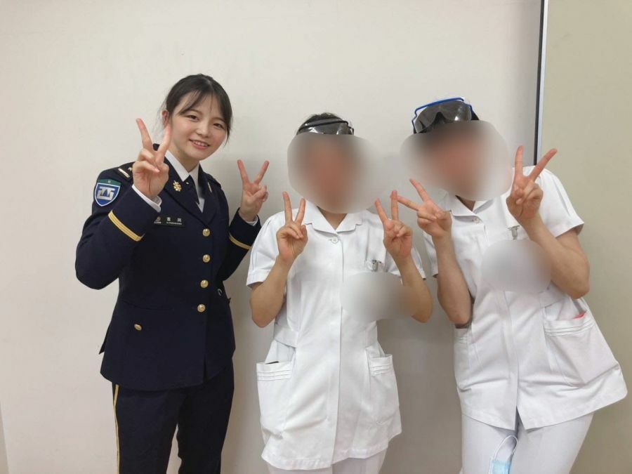 一緒に学んだ同期入学の看護師と写る吉川さん