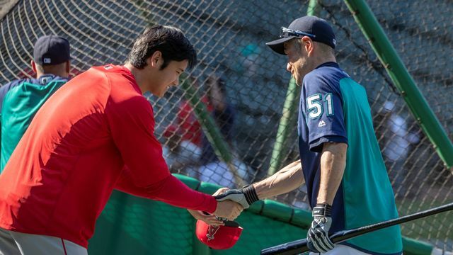 エンゼルス時代の大谷翔平選手とイチロー氏（写真：AP/アフロ）