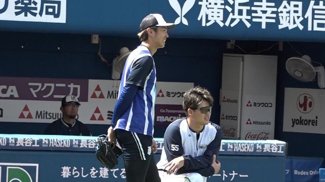 同学年のDeNA梶原昂希選手とヤクルト村上宗隆選手が試合前に笑顔で交流