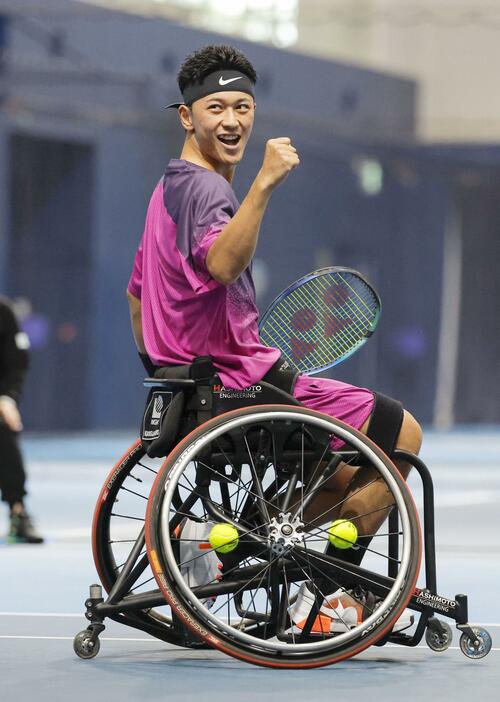 車いすの部シングルス1回戦に勝利し、ガッツポーズする小田凱人＝有明テニスの森公園