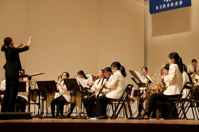 高校小編成の部で息の合った演奏を披露する一関一