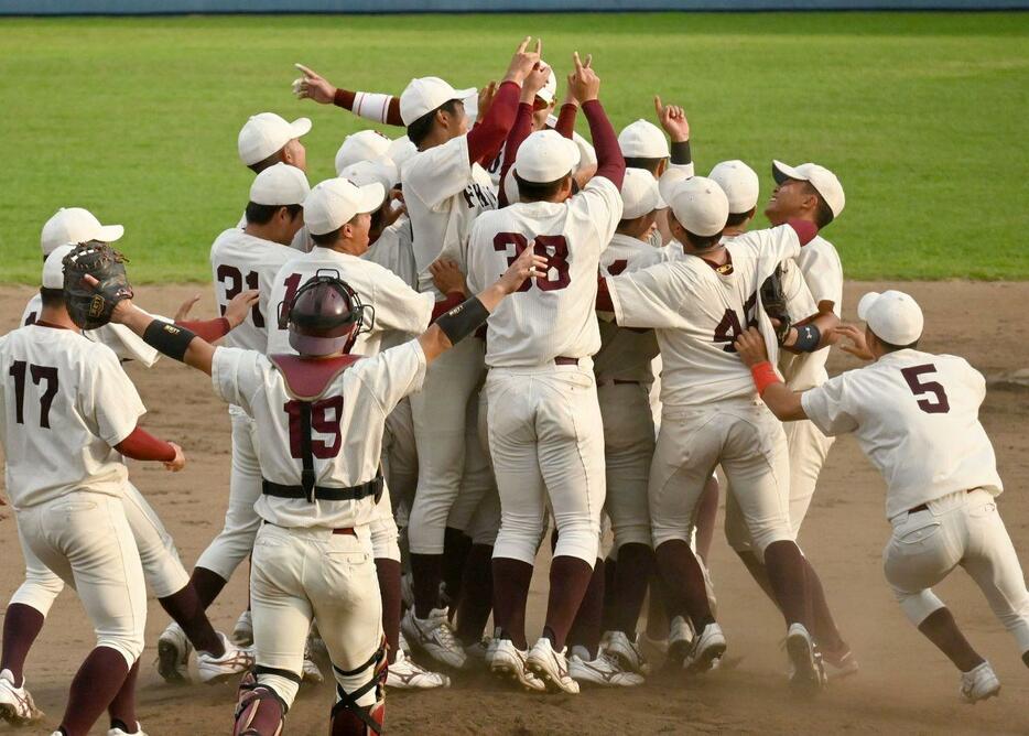 3季連続63度目の優勝を決めて喜ぶ福岡大の選手たち