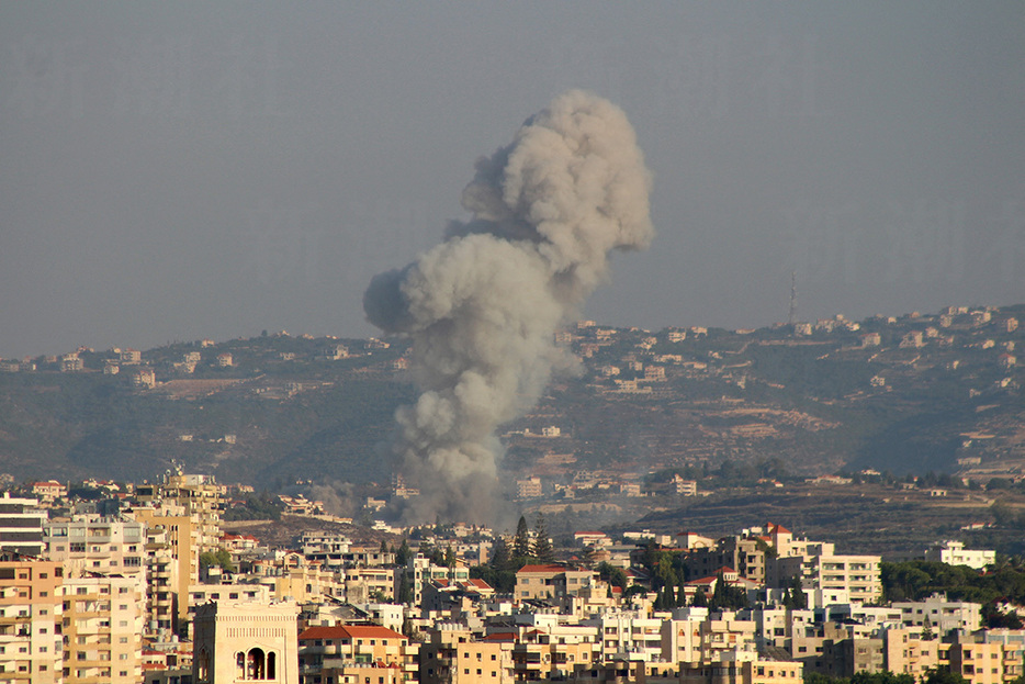 イスラエル軍の攻撃を受けてレバノン市街に立ちのぼる黒煙