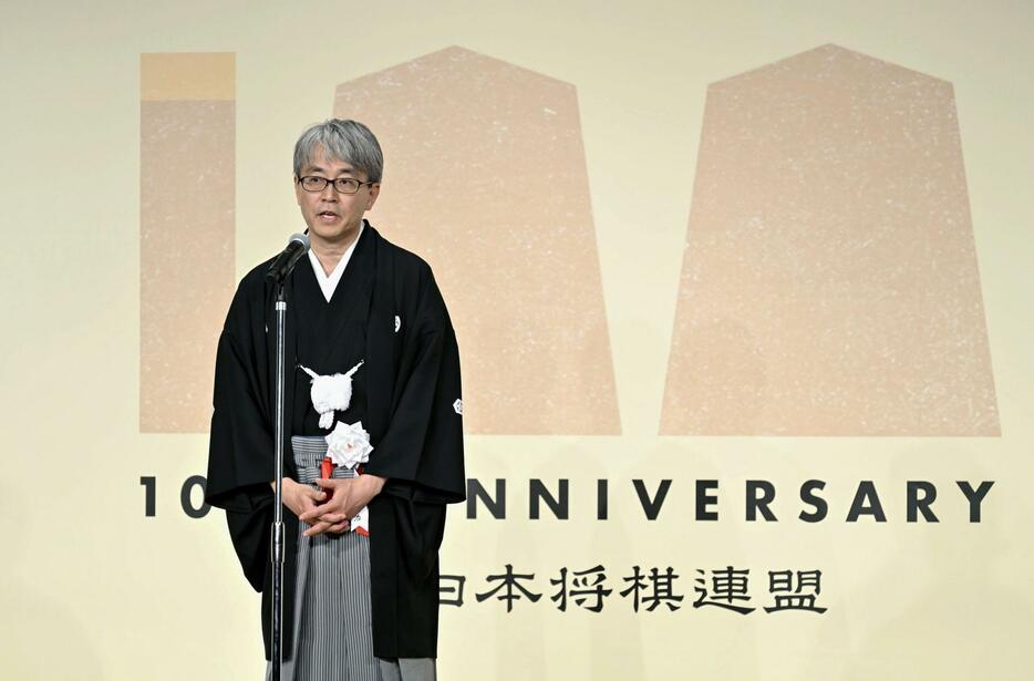 日本将棋連盟の創立100周年の記念式典で、あいさつする羽生善治会長＝8日午後、東京都内のホテル