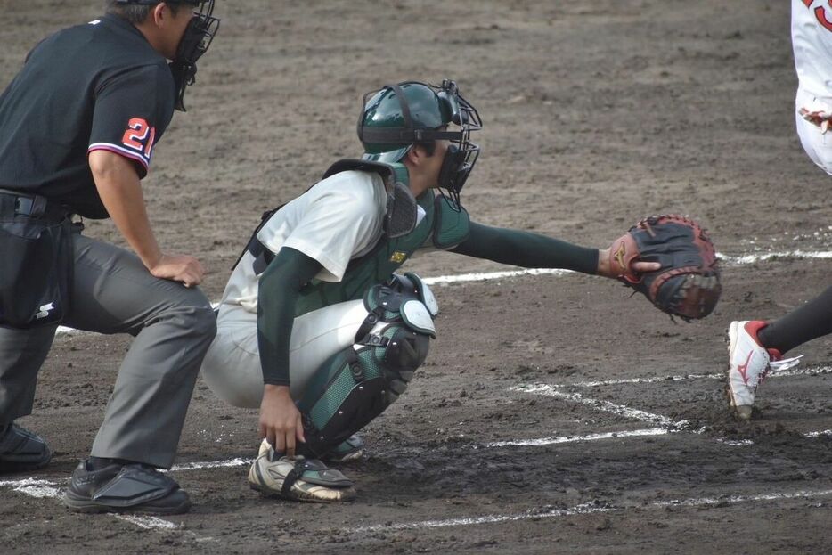 ５打点を記録し勝利に貢献した専大・高橋秀昌（東都大学準硬式野球連盟提供）