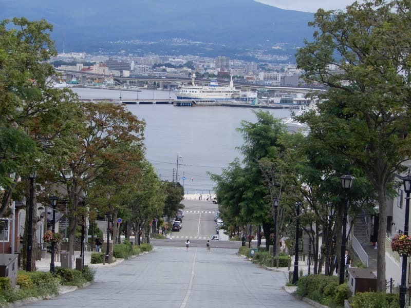 山岸さんの通学路だった八幡坂。奥に見えるのは記念館になっている青函連絡船摩周丸＝２０２４年８月