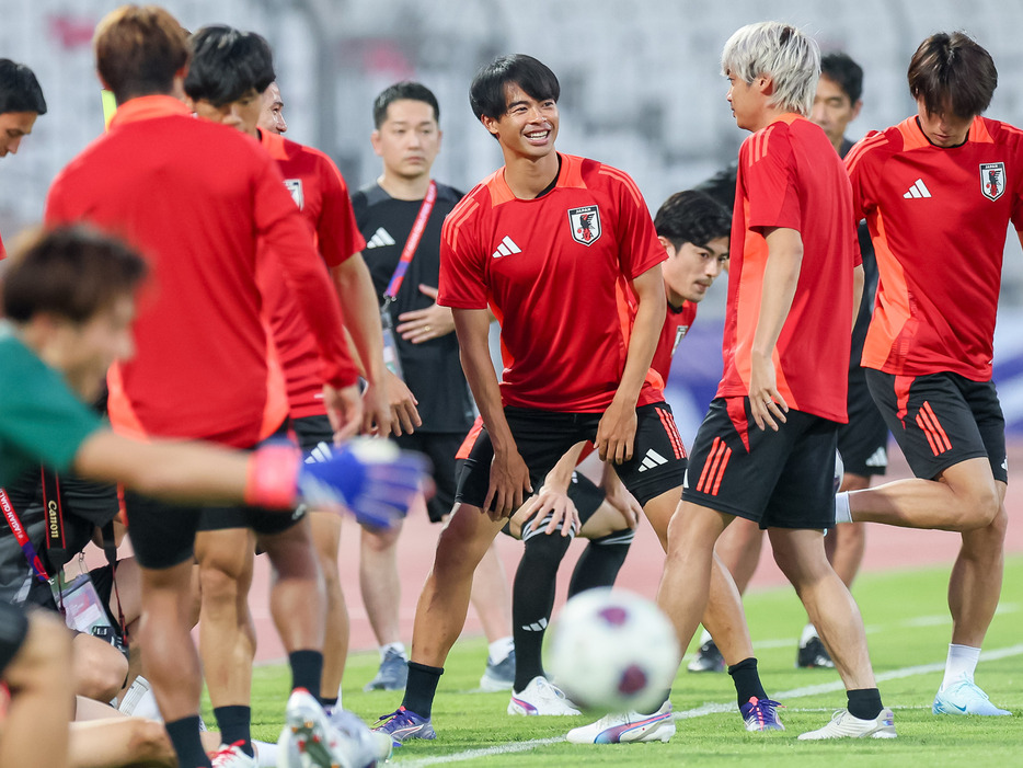 試合会場でトレーニングする日本代表MF三笘薫(Kaoru WATANABE/GEKISAKA)