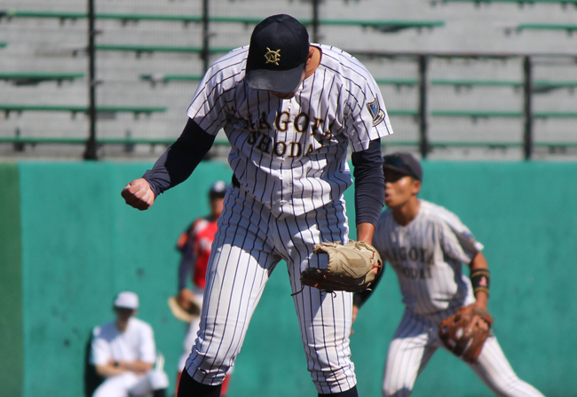 ガッツポーズをする名古屋商科大・松下未来投手（4年＝県立岐阜商出身）