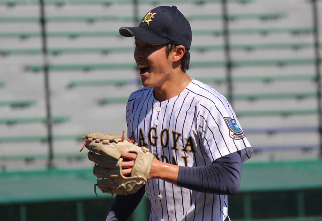 笑顔でベンチに戻ってきた名古屋商科大・松下未来投手（4年＝県立岐阜商出身）