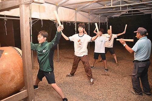 練り込み太鼓の練習を重ねる子どもたち（9月25日夜に牧の一宮神社で）