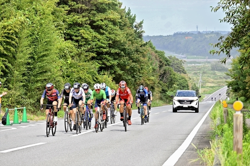 起伏に富むコースを駆け抜ける選手