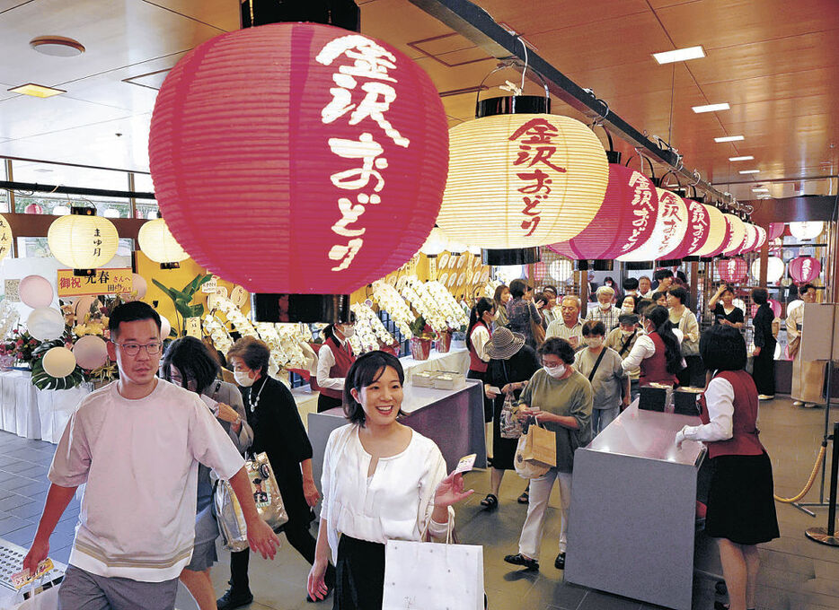 花舞台へ愛好者をいざなう紅白の提灯＝２０日午後０時半、金沢市の石川県立音楽堂