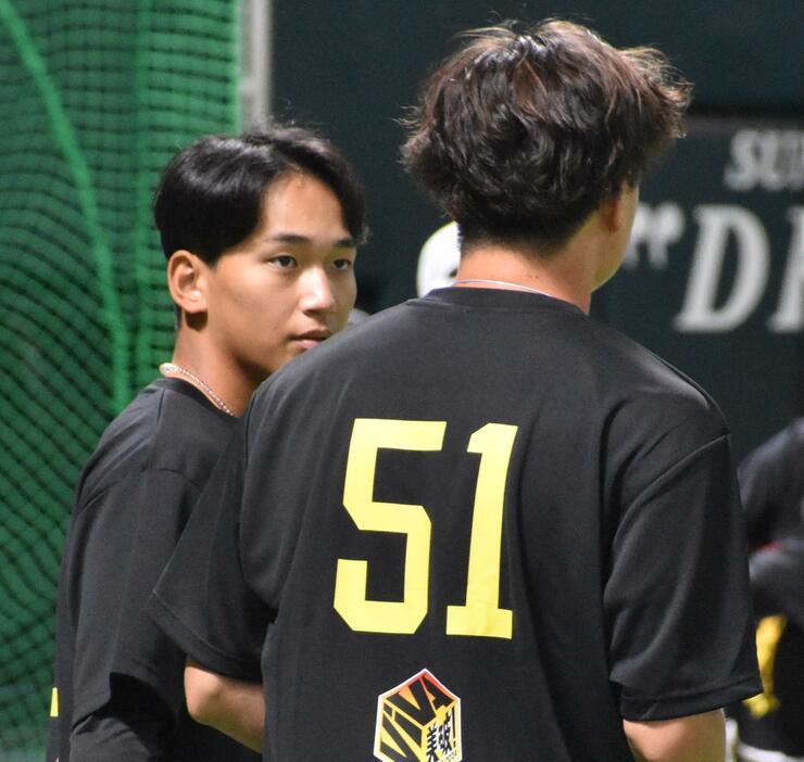 1軍初合流となったドラフト1位ルーキー前田悠伍投手（左）と前田純投手