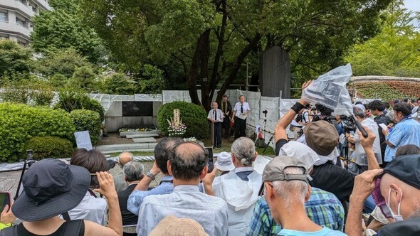 東京都墨田区の都立横網町公園で開かれた関東大震災101年朝鮮人犠牲者追悼式典で韓日市民が犠牲者を追悼している＝ホン・ソクチェ特派員