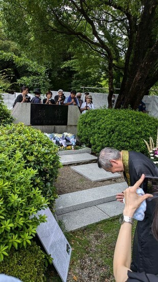 東京都墨田区の都立横網町公園で開かれた関東大震災101年朝鮮人犠牲者追悼式典で韓日市民が犠牲者を追悼している＝ホン・ソクチェ特派員