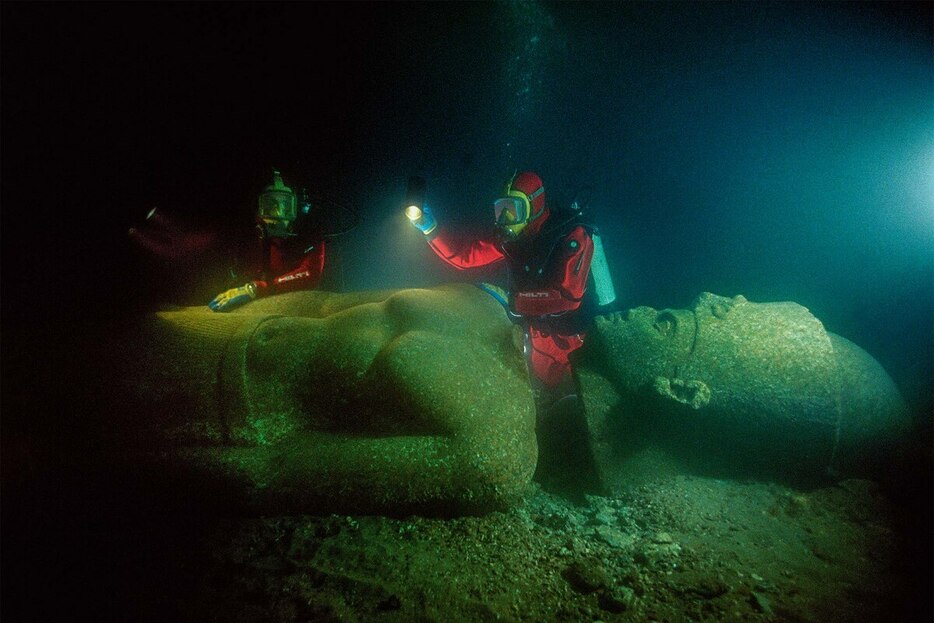 ナイルの港湾都市だったトロニス＝ヘラクレイオンの遺跡で見つかった巨大な像。（Christoph Gerigk. © /Franck Goddio/Hilti Foundation）