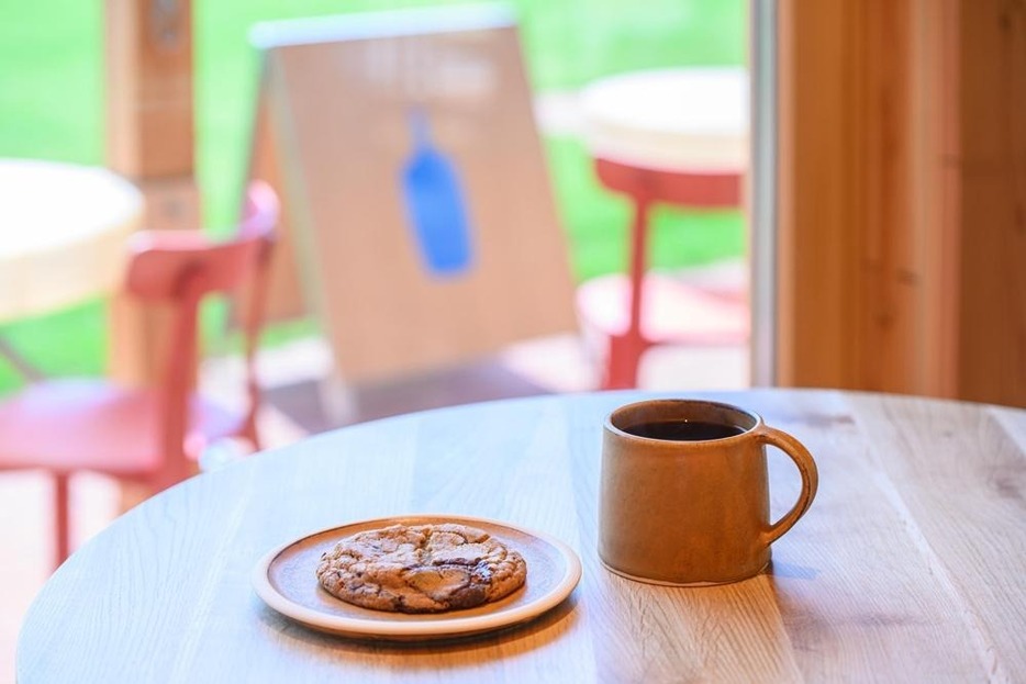 淹れたてコーヒーと焼き菓子は、小腹が空いたときにいただきたい。チョコレートチップ クッキー ¥380、ドリップコーヒー ¥594～