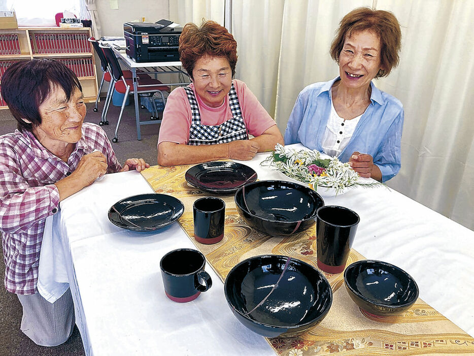 解体された家屋の瓦を再利用して作られた信楽焼の食器＝８月３１日、輪島市門前町道下の仮設住宅集会所