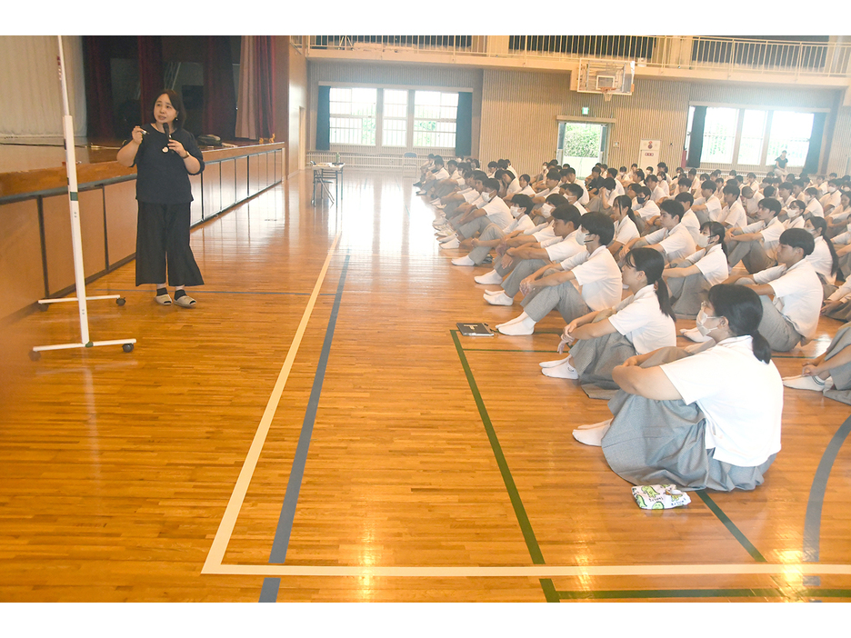 がんの正しい知識や命の大切さについて学んだ「いのちの授業」＝24日、鹿児島県知名町の沖永良部高校