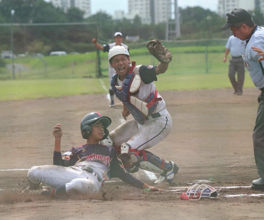 ５回２死二塁、安食の左前安打で本塁を狙った二塁走者・竹之内（左）を左翼手・澤田の好返球でタッチアウト（捕手は加藤大）