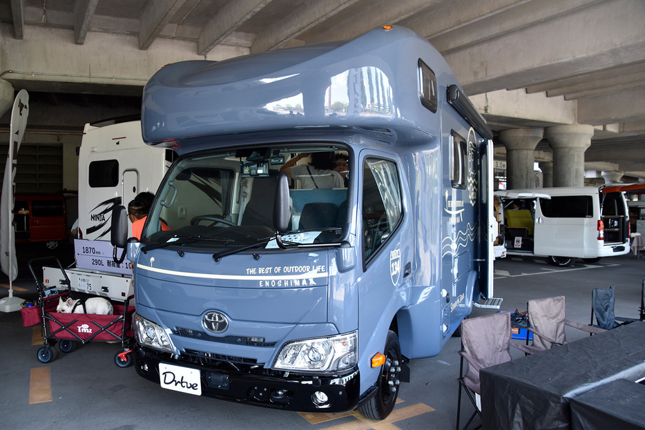 ダイレクトカーズが出展したトヨタ・カムロードベースのキャブコンバージョンの「江の島」