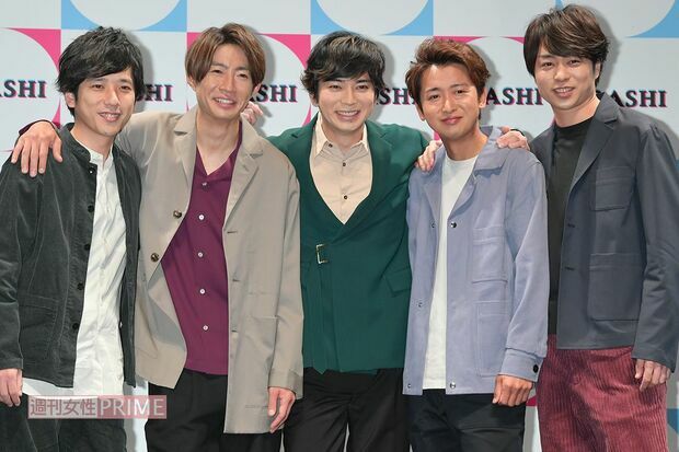 嵐（左から二宮和也、相葉雅紀、松本潤、大野智、櫻井翔）