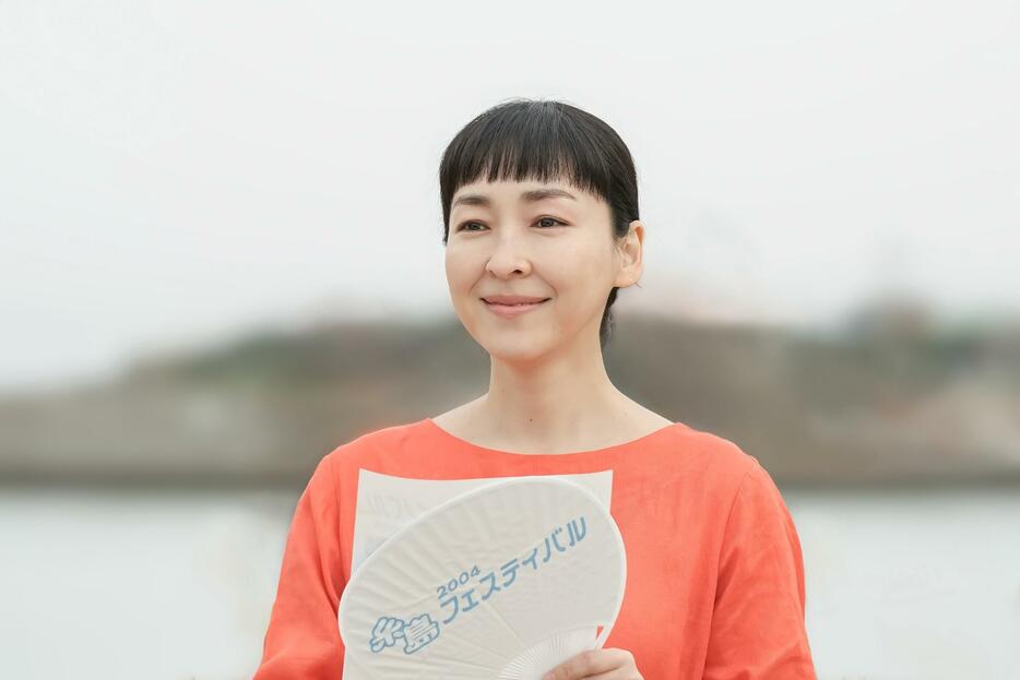 9月30日スタートのNHK連続テレビ小説「おむすび」で麻生久美子さん演じる米田愛子 （C）NHK