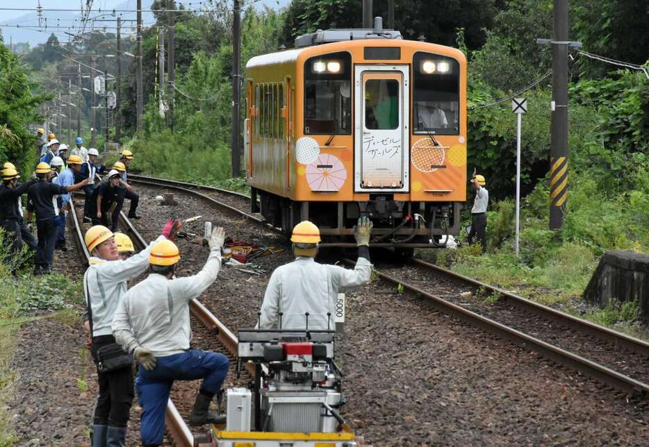 レールに戻り、野田郷駅ホームまで自走する列車＝２５日午後１時１０分すぎ、出水市野田町下名