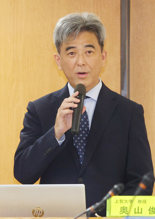 兵庫県議会調査特別委員会で参考人として意見を述べる上智大の奥山俊宏教授＝神戸市中央区で2024年9月5日午前10時、梅田麻衣子撮影