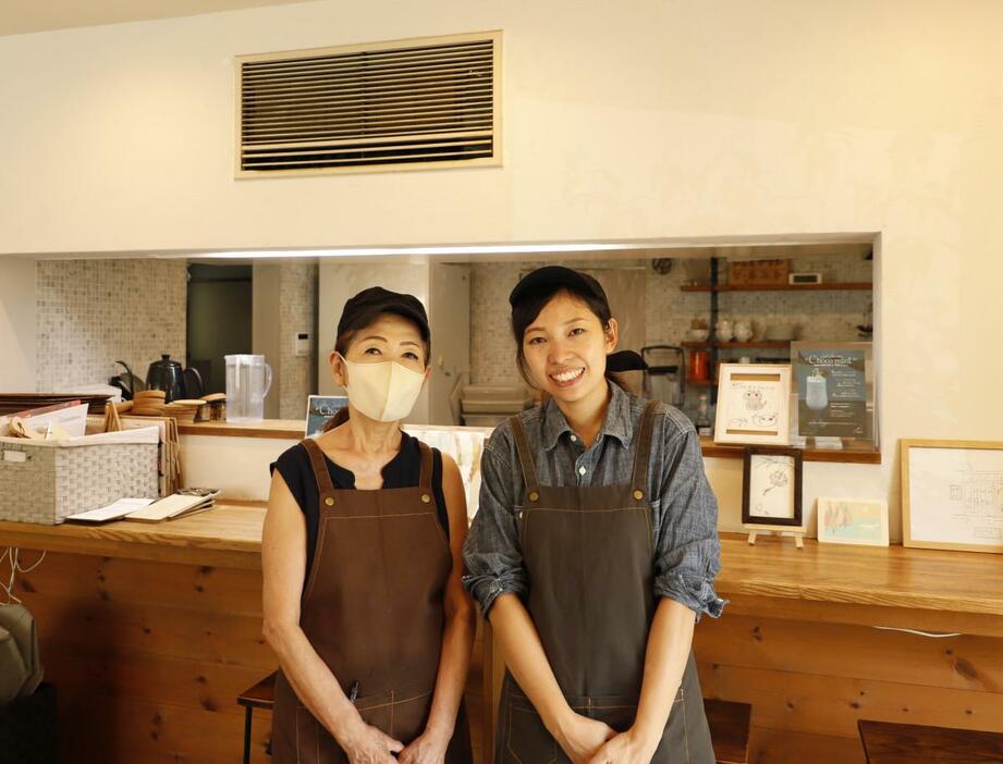 （右から）店主の三浦麻美さん、恵さん