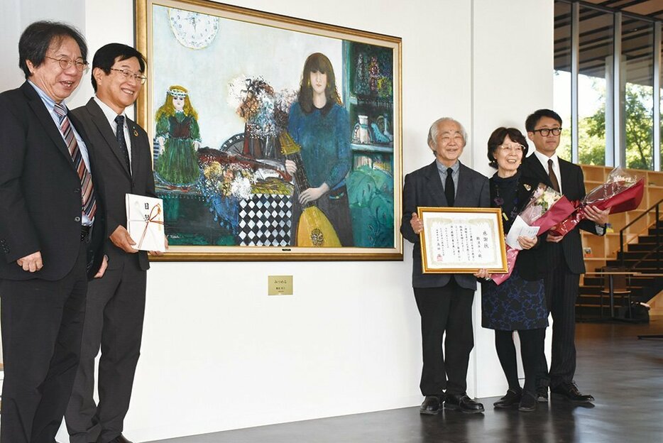 贈呈式に出席した左から渡部副学長、髙田学長、難波平人さん、英子さん、章人さん