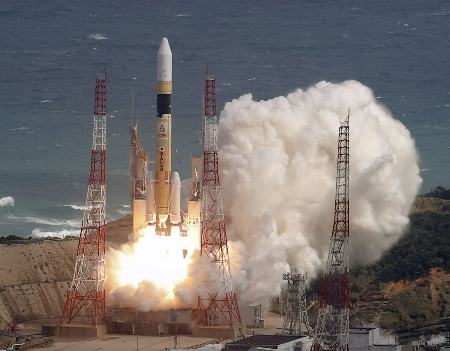 政府の情報収集衛星を載せ、鹿児島県の種子島宇宙センターから打ち上げられるH2Aロケット49号機＝26日午後2時24分（共同通信社ヘリから）