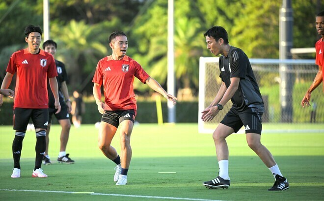 日本代表で再び共闘する長友と長谷部コーチ（右）。写真：金子拓弥（サッカーダイジェスト写真部）