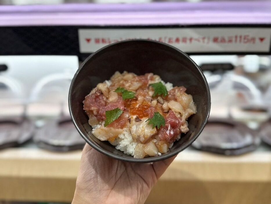 くら寿司の平日限定メニュー『旬の海鮮丼』（寿司リーマンさん提供写真）