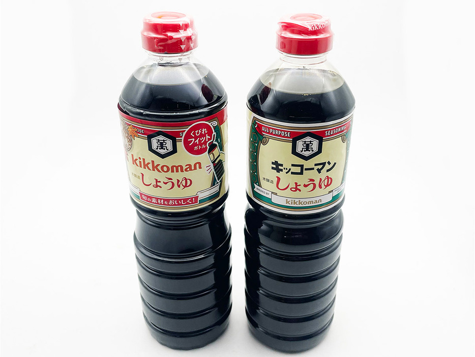 お馴染みの「キッコーマン しょうゆ1L」のペットボトル（左：新装されたフィットボトル ※季節限定ボトル、右：従来ペットボトル）