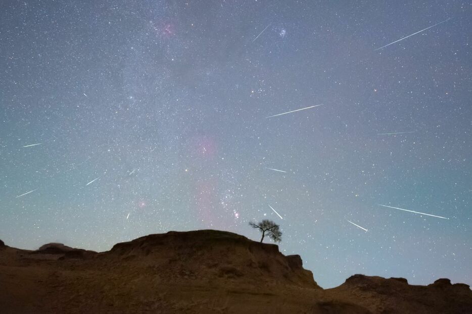 オリオン座流星群。2020年10月22日、中国黒竜江省大慶市の松花江上空にて（Costfoto/Future Publishing via Getty Images）