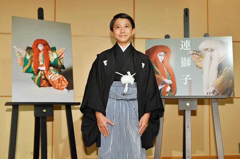 　「連獅子」のパネルの前で笑顔を見せる市川新之助（撮影・持木克友）