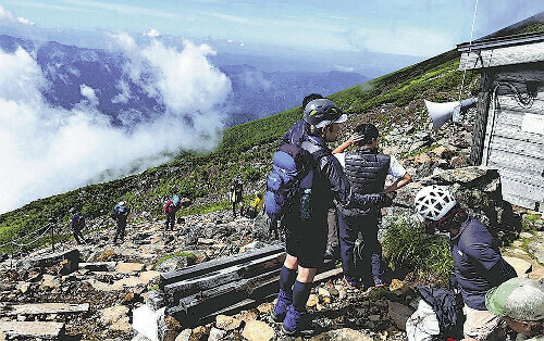 ヘルメットを着用する登山者が多い御嶽山（７月２９日、王滝口登山道９合目付近で）