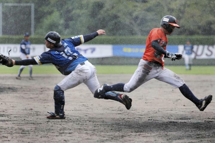 【愛媛MP―徳島】4回裏愛媛MP1死一、二塁、敵失の間に二走の西原（右）が生還し3―5とする＝大洲球場