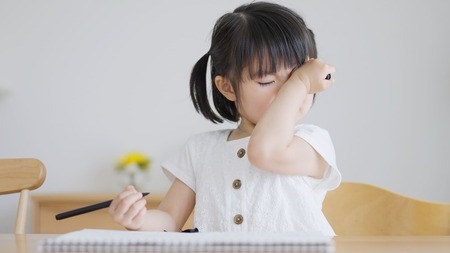 最近では、本来「大人に多いアレルギー」が子供にも見られることが多くなりました。なぜでしょうか？（写真：polkadot／PIXTA）