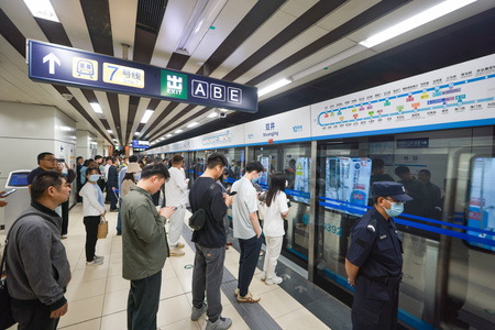 北京市の地下鉄ホームで地下鉄に乗る人びと（2024年5月11日撮影、資料写真）。