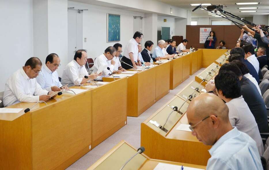 百条委員会設置を議論する自民党鹿児島県議団の総会＝５日、県議会庁舎