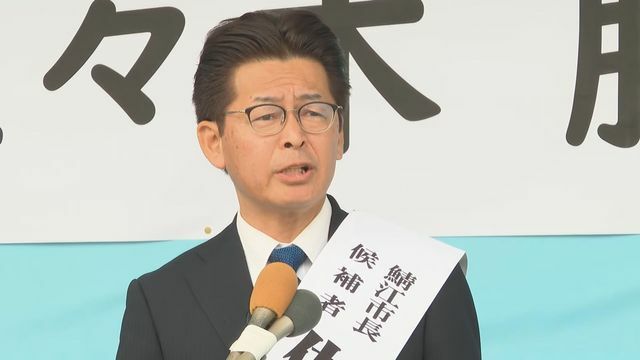 支持者を前に政策を訴える佐々木氏＝午前9時ごろ、鯖江市北野町