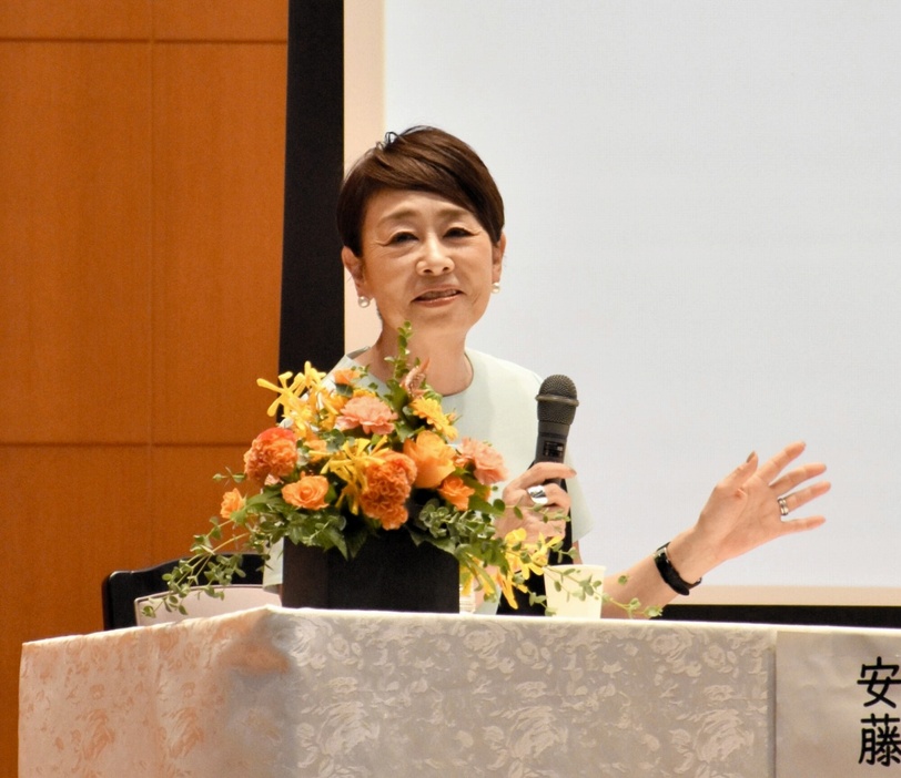 認知症の母の介護経験を語る安藤優子さん＝9月21日、福井県福井市の県自治会館