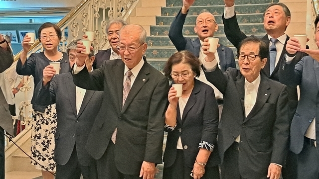 支援者らと乾杯で祝う中芝市長（前列中央左）ら