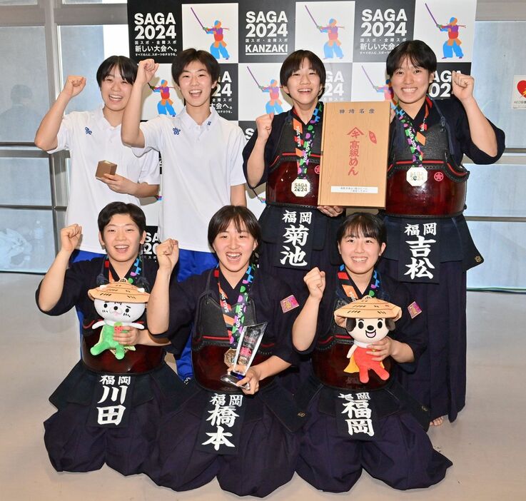 剣道少年女子で優勝し、笑顔を見せる福岡の選手たち（撮影・軸丸雅訓）