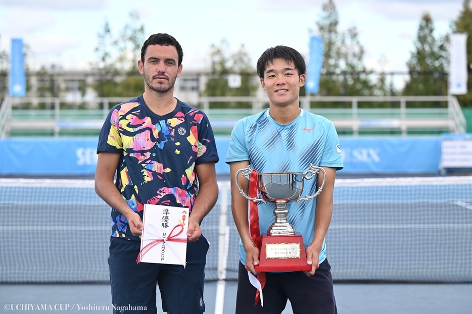 「UCHIYAMA CUP WEEK2」（北海道・平岸庭球場）の男子シングルスで優勝を飾った熊坂拓哉（イカイ／右）と準優勝のゴンサロ・オリベイラ（ポルトガル）（©UCHIYAMA CUP、撮影◎長浜功明）