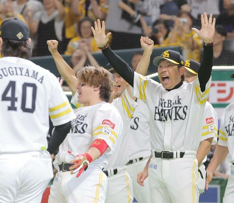 サヨナラ勝ちに雄たけびを上げる小久保監督（右）（撮影・栗木一考）